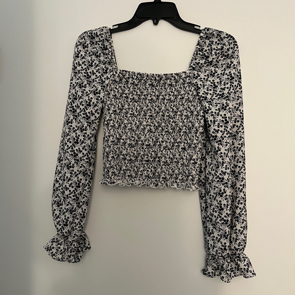 NWOT Bloomingdales AQUA polyester blouse. Navy and white. Size S.